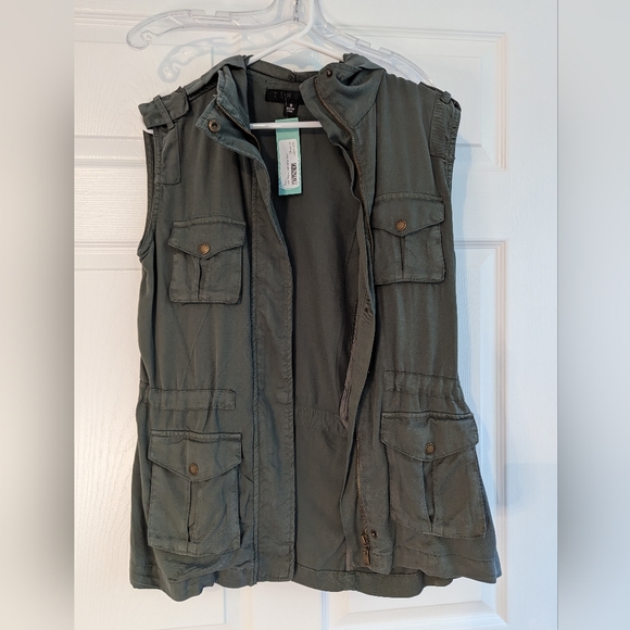 Tinsel Jackets & Blazers - NWT | Tinsel | Joen Rayon Twill Cargo Vest | Olive | S